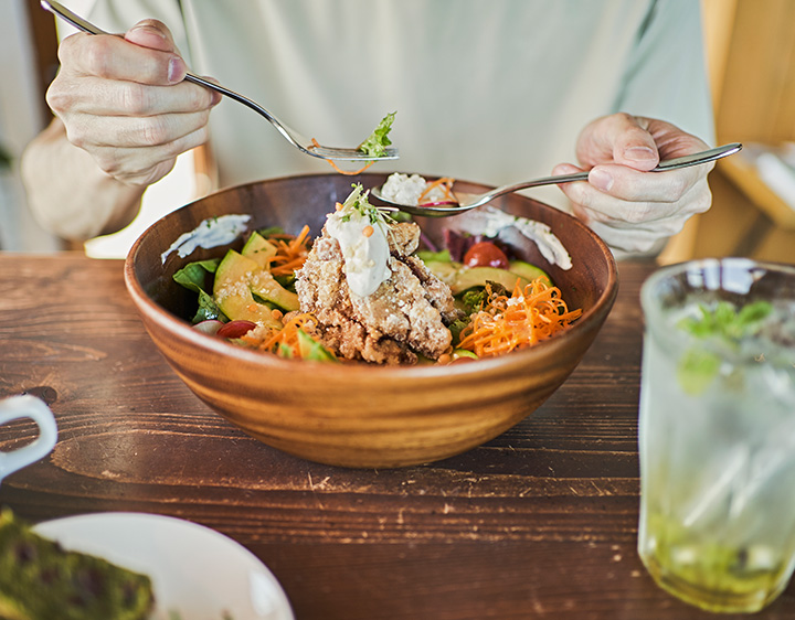 Man eating nourishing salad meal that meets vitamin and nutrient levels.